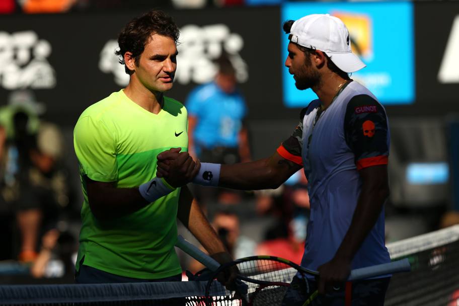 Federer si congratula con Simone Bolelli, dopo averlo battuto (Getty Images)